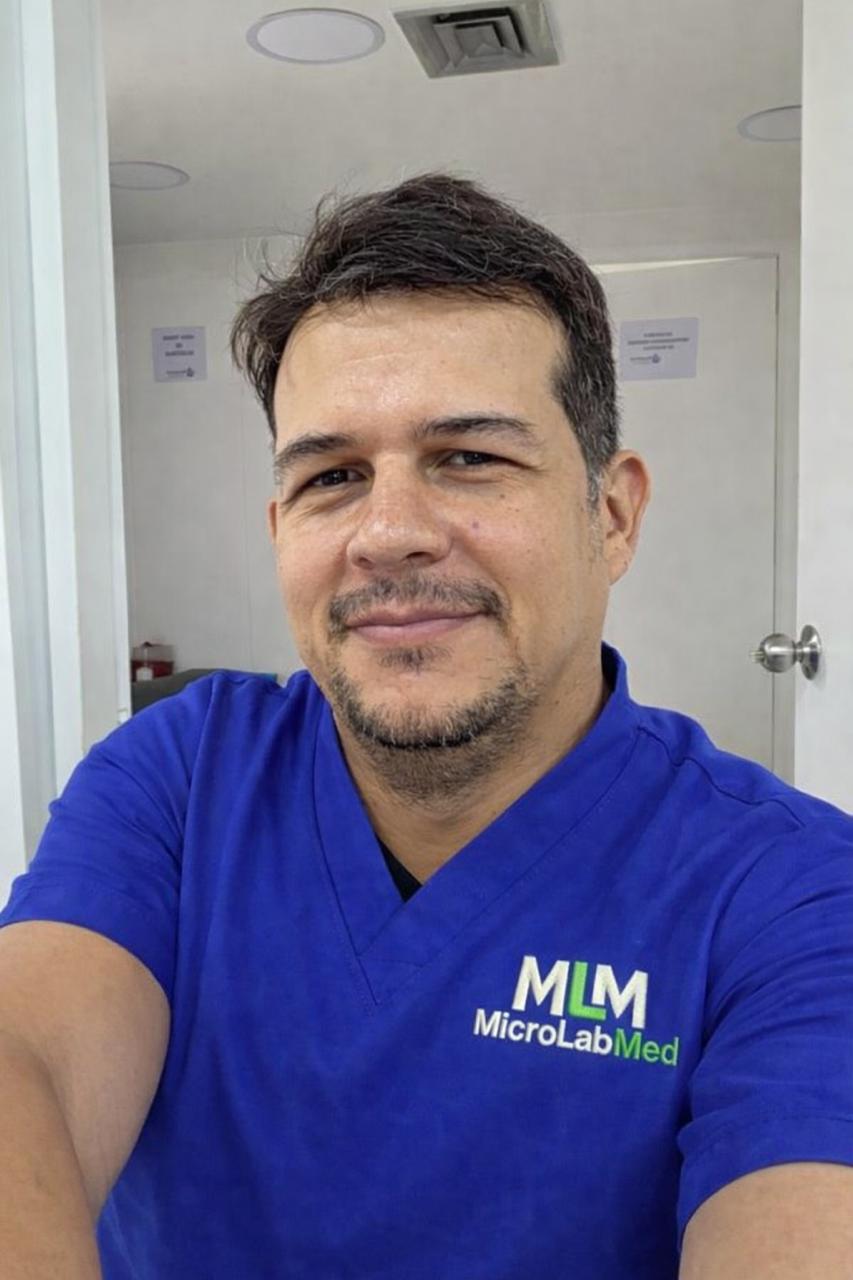 David, microbiólogo y cofundador de MicroLabMed